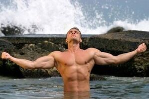 l'uomo forte ha naturalmente aumentato la potenza